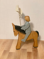 Jeanne d'Arc (bras et jambes mobiles) sur son cheval -  Joan of Arc (moving arms and legs) on her horse